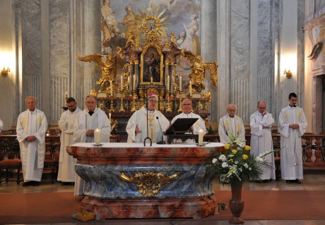 Elsőcsütörtök a cisztereknél - a város papságával celebrált misét Spányi Antal, püspök